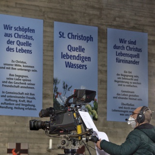 Regiewand im Übertragungswagen Regiewand im Übertragungswagen