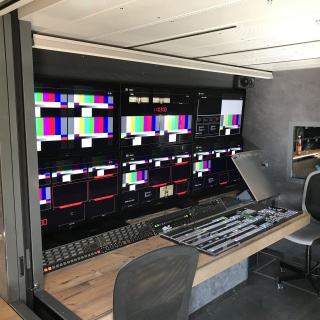 Regiewand im Übertragungswagen Regiewand im Übertragungswagen