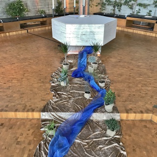 Altarbild: Die Quelle des Lebens bringt die Wüste zum Ergrünen Altarbild: Die Quelle des Lebens bringt die Wüste zum Ergrünen